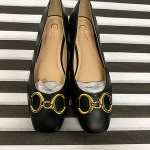 Horseshoe buckle black flats
